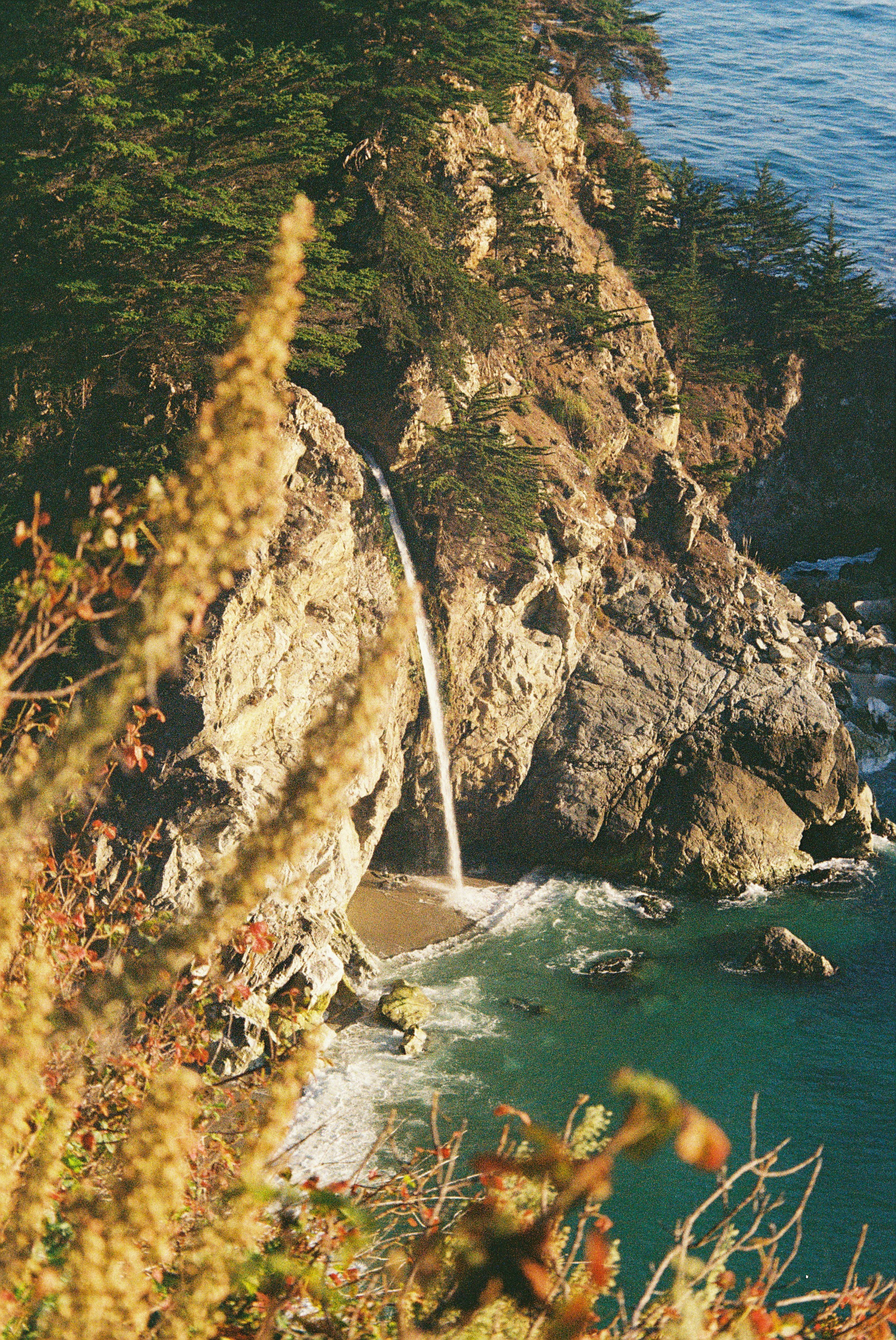 Vue d'un plan d'eau depuis une falaise