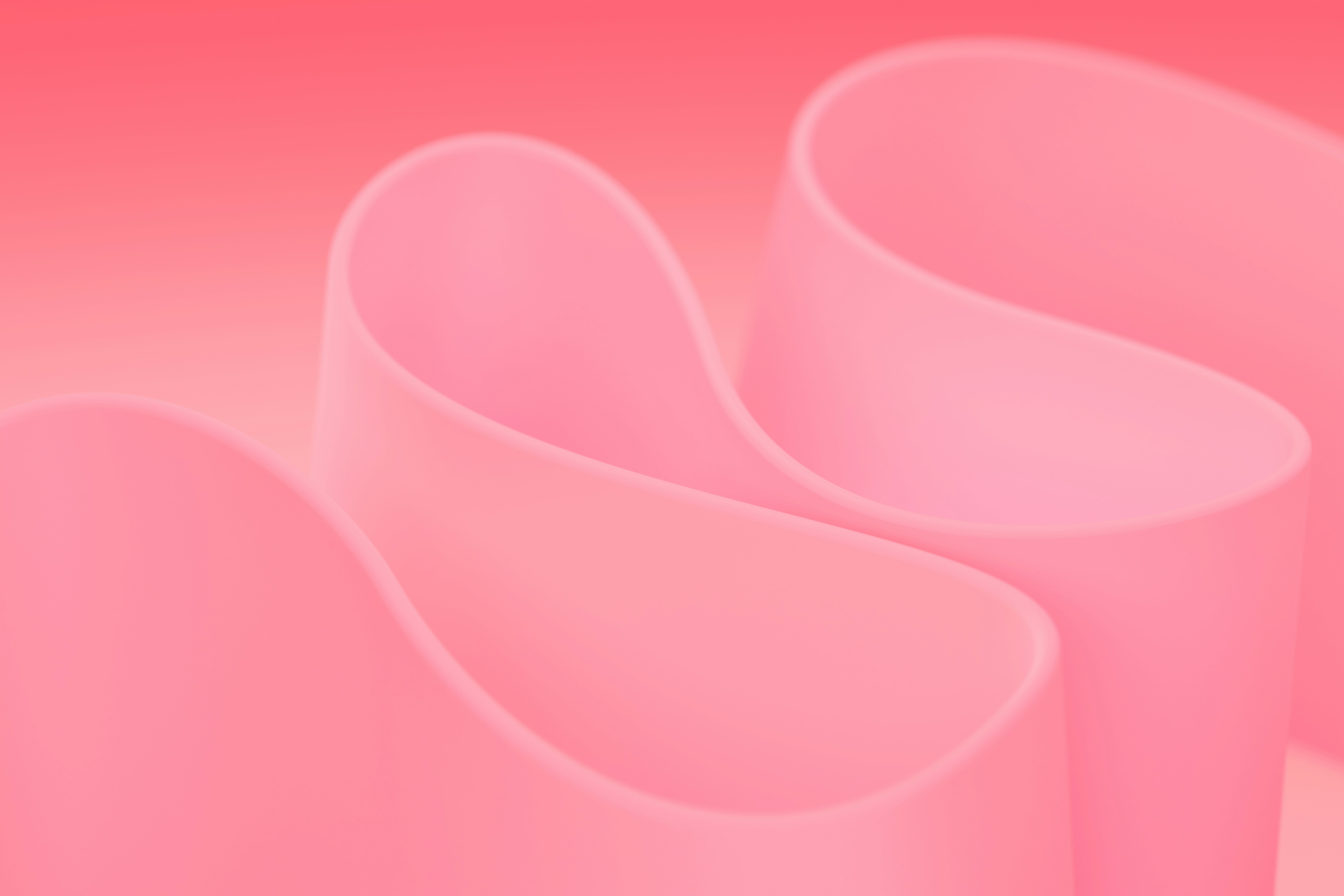 Trois vases roses posés l'un à côté de l'autre sur un fond rose